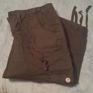Black cargo capris